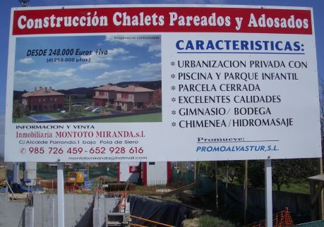cartel del año 2006/2007 de las casas de la urbanización de chalets pareados y adosados de El Sucu en El Carbayu (Lugones).