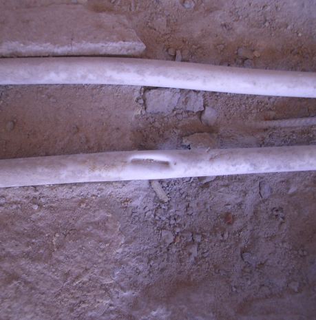 tuberia picada y tapada en la obra de El Sucu en El Carbayu (Llugones)